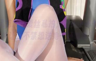 秘书风范尽在爱丝私拍，街头小秘书的图片让我不禁想送她一杯咖啡！