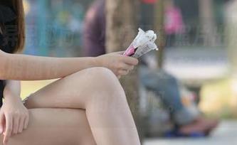 IESS异思趣向 – 小婕最新照片出炉，沙发上那股随性，分明是“轻轻松松，随便美”的模样啊。