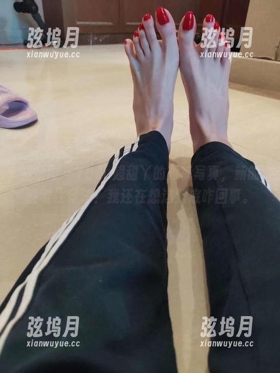 YuYu超甜丫 微密圈 - YuYu超甜丫的短裤写真,新的颠覆性穿法?我还在想这到底咋回事。