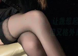 图册里的一小央泽裸足，让我想起小时候在草地上打滚的天真，但又格外成人。
