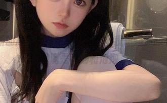 嗯？最新的原图里倦倦喵的网袜让我想到了那个梦，梦里满是花瓣和泡泡。
