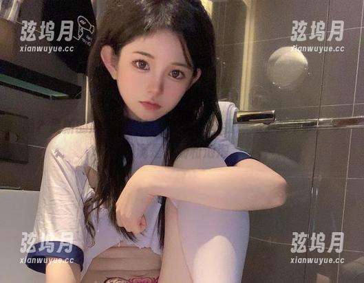 嗯？最新的原图里倦倦喵的网袜让我想到了那个梦，梦里满是花瓣和泡泡。