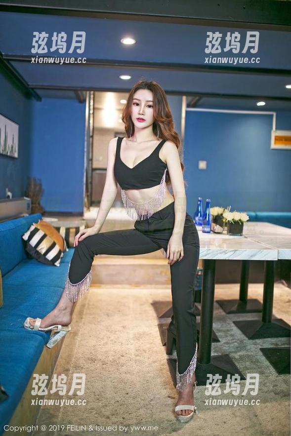 嗲囡囡 - 冯木木如何驾驭恶魔制服？图库里精选的照片里增添了不少好奇的感觉。