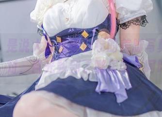 原图,是说大大卷卷小卷的美脚写真,哦,对,目光飘到了哪里呢?呵呵