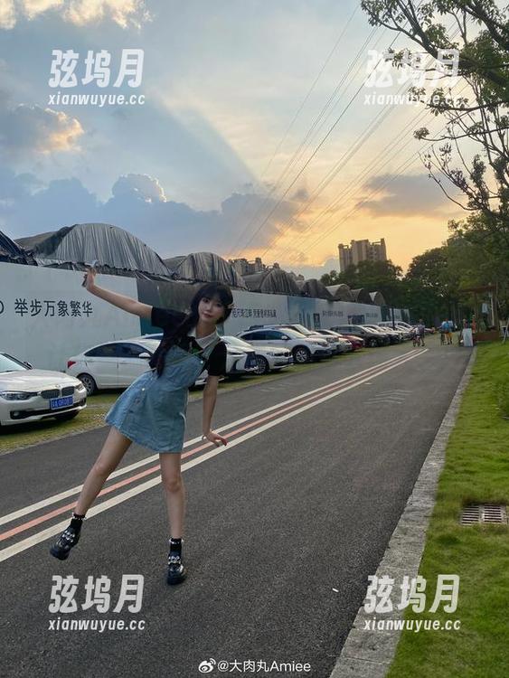 大肉丸Amiee少了点少女气，但她的图包让你重温青春：分享的姿势太迷人了！