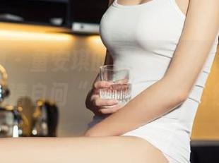 头条女神 – 童安琪的这套连衣裙图片，下载前还请自问“小心心”是否绷得住
