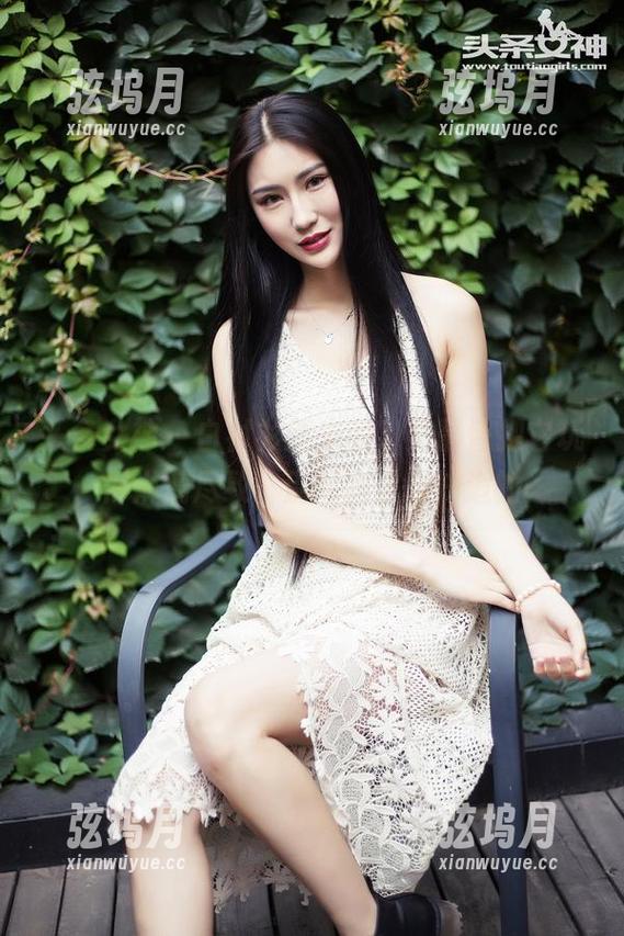 头条女神 - 白衬衫新来的，艾静香把它玩得淋漓尽致，别问我怎么知道的