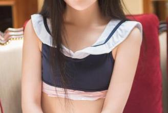 头条女神 – 户外写真里的陈宇曦，连树桩都在给她打call，画风邪门了点
