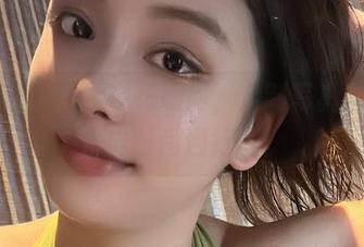 微密圈 – 奶雯在花瓣间，定制写真早已进化成时尚通行证。