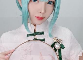 定制黑色写真，妍子坚不可摧就像是在黑夜中闪现的迷人星光！