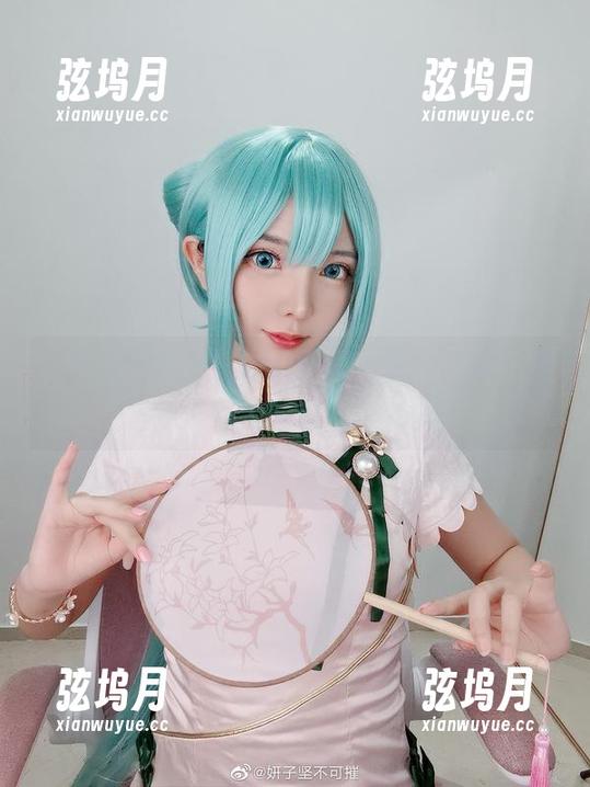 定制黑色写真，妍子坚不可摧就像是在黑夜中闪现的迷人星光！