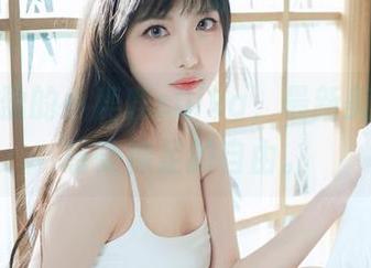 脚步轻盈的小鹿鹿shika,最新美图让你感受裸足的自由。