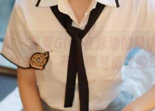 模范学院 – 夏茉GIGI在泳池的静谧一日–亲密的美图，照片像是俏皮的耳语
