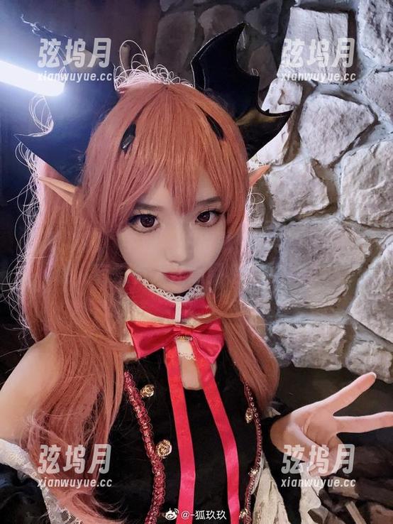 狐玖玖把‘学姐’拍得就像走出了青春小说，有没有人注意到后面的书本？
