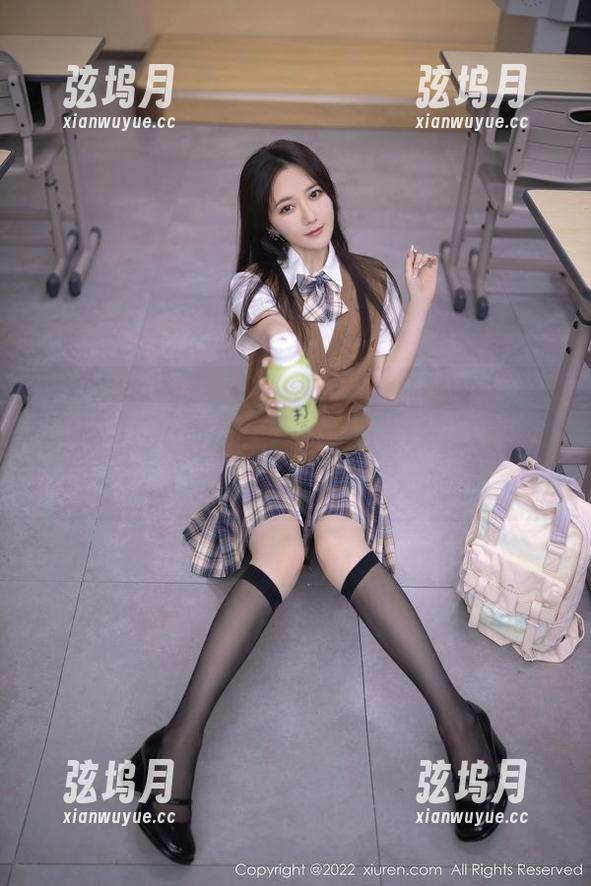 秀人网 - 奈奈Fox在连衣裙里：私拍光景，每张都是精致与狼狈的完美碰撞，哈哈！