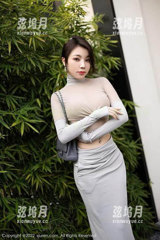 秀人网-灿宝 秀人网 - 海边图册里的灿宝,时而飘散时而靠近。