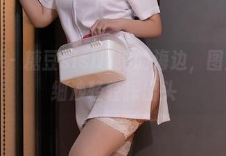 秀人网 – 糖豆sisi摄影的海边，图片下的细沙轻轻探出头