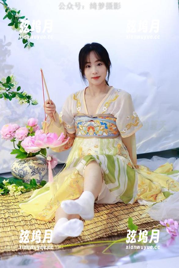绮梦摄影 - 最新图册来了，yuuu的夏天画卷：花海与冰淇淋的邂逅！