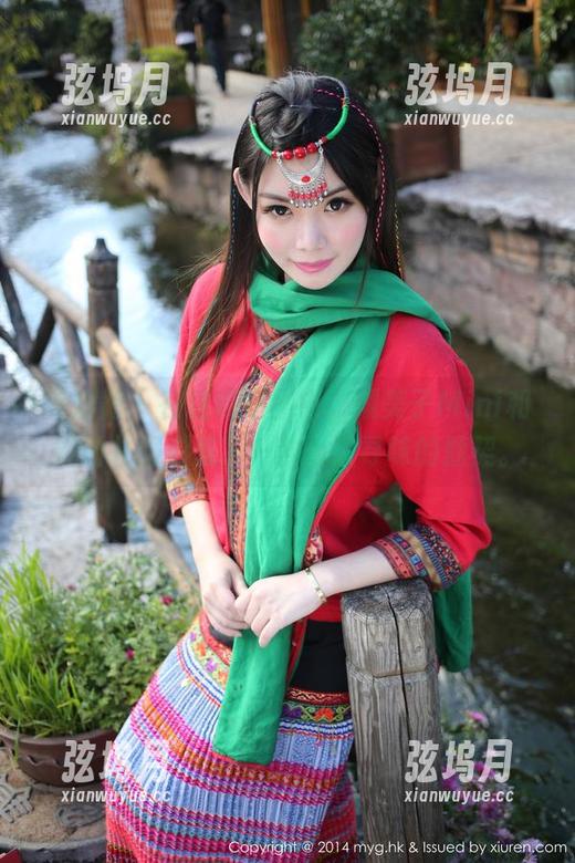 美媛馆 - 在这幅原图中，糯美子Mini和她的礼服形成了一种耐人寻味的默契。