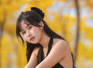 萌芽儿o0穿着那身银色的布料，每一张美图都令人想神游西双版纳
