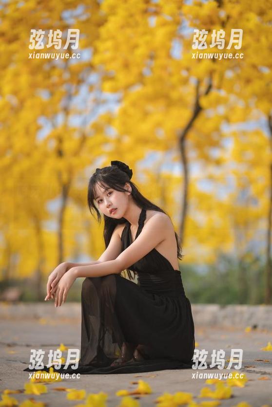 萌芽儿o0穿着那身银色的布料，每一张美图都令人想神游西双版纳