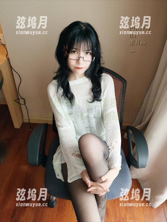 逐月Su的在线写真：带上爱宕犬，校园里的人都自愧不如，原图曝光！