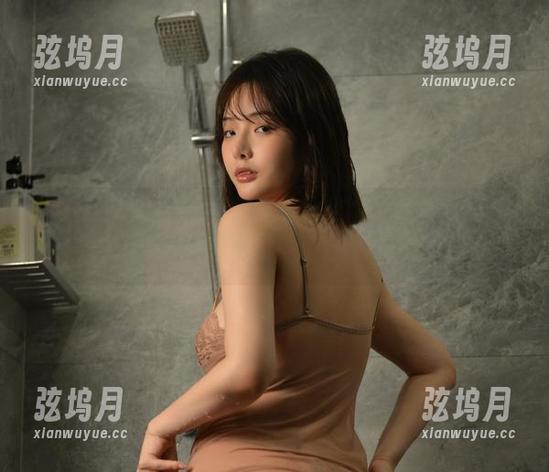 网纱JK作品，雯妹不讲道理这造型让我想到了海边的风，轻轻拂过，却又抓不住。
