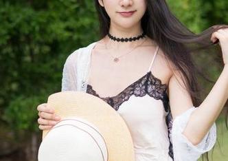 魅妍社 – 在线翻开九儿的校服写真，满满的青涩回忆飘出来了。