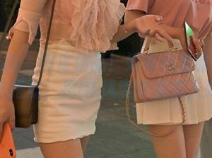 魔镜街拍 – 图库精品！婷婷用素雅灰裙和薄丝搭配，把OL风变得超惹人爱！