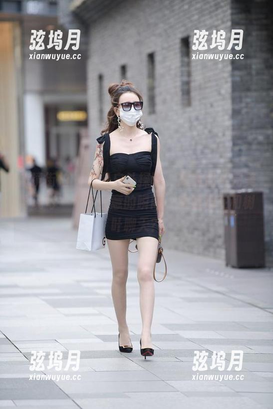 魔镜街拍 - 曼曼户外探险，高清照片完美再现每一个不经意的瞬间，难道她在和树叶聊天？