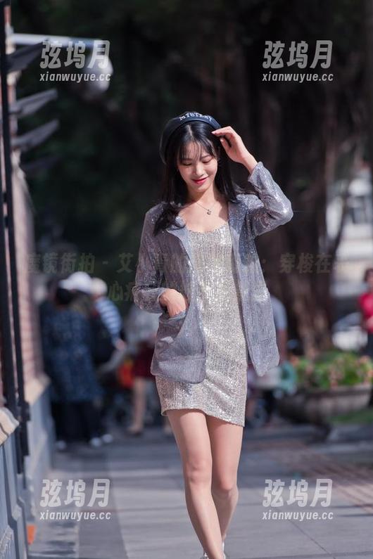 魔镜街拍 - 艾小青的旗袍街拍：穿梭在丧心病狂的城市风景里