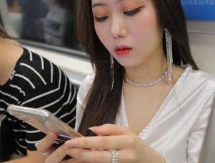 魔镜街拍 – 最新写真集来了！芝芝的蓝色泳衣，不会是故意的吗？