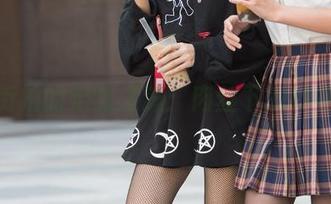 魔镜街拍的定制之道：肉丝下的纱裙游戏
